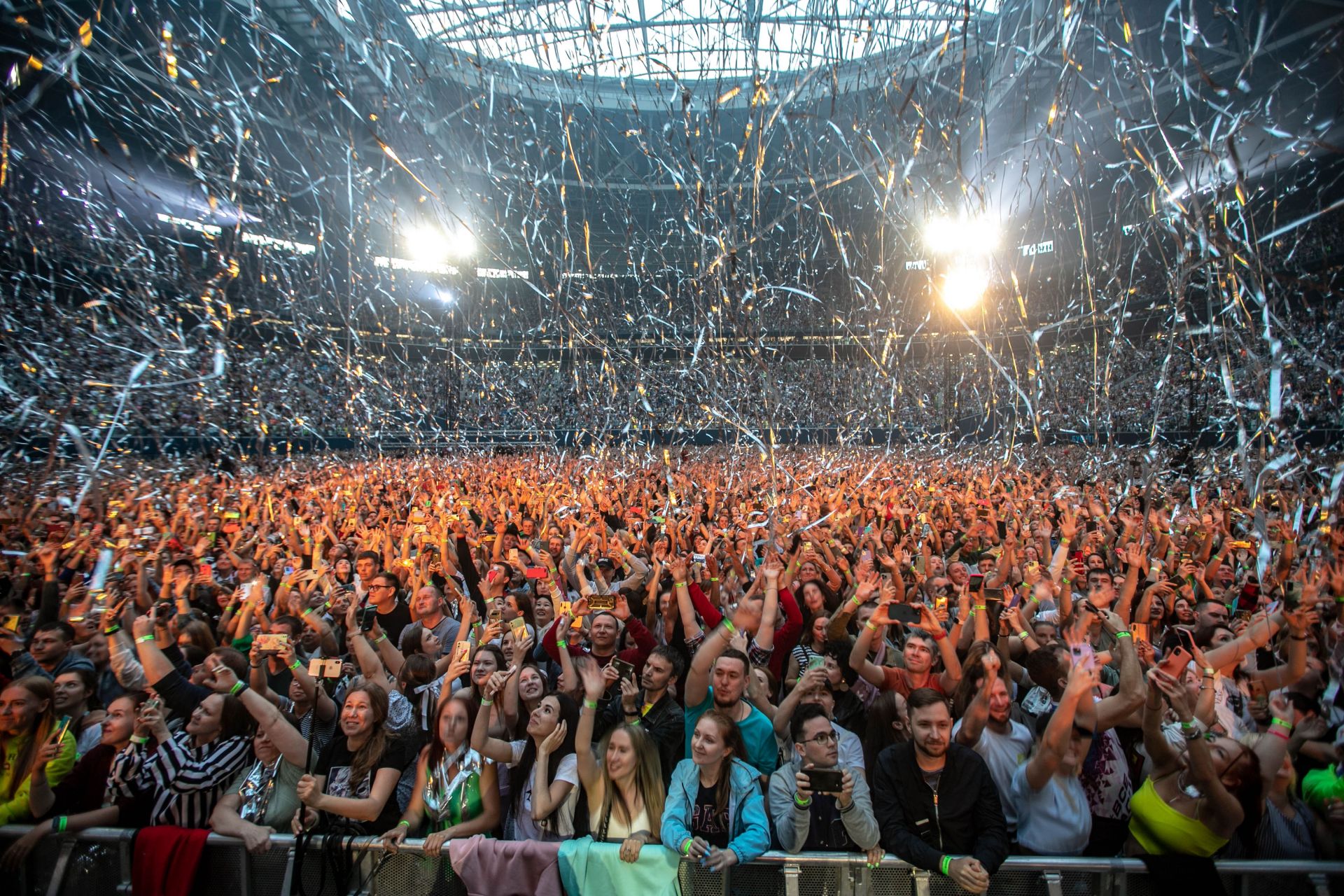 Руки вверх СПБ. Концерт руки вверх фото зрителей. Выступление руки вверх в Питере летом. В чем пойти на концерт руки вверх. Купить билеты на руки вверх 2024 спб