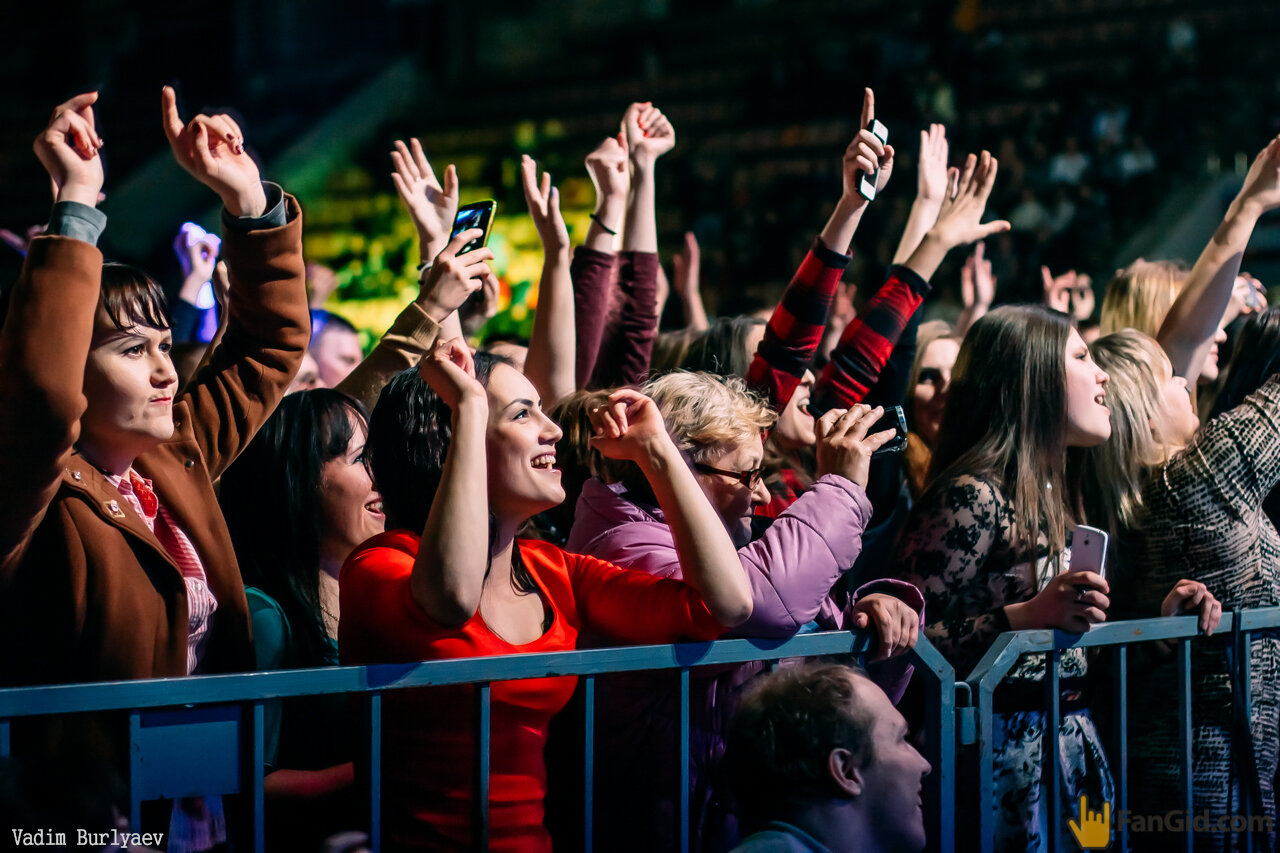 Много людей на концерте. Руки вверх Магнитогорск 2023. Фанаты на концерте. Прикид на концерт руки вверх.